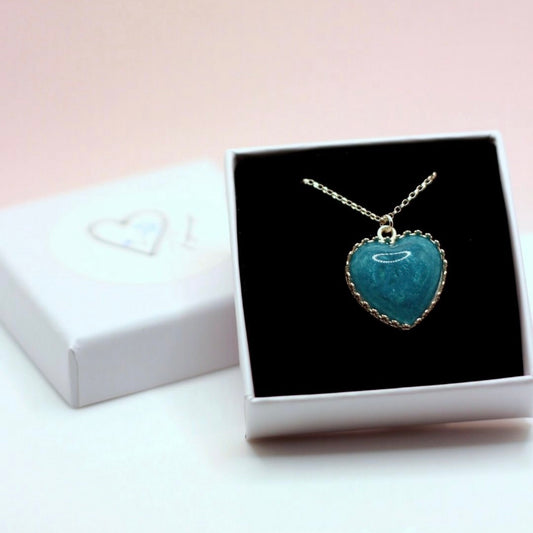 hjerte morsmelksmykke tilsatt en dyp blå/grønn farge
